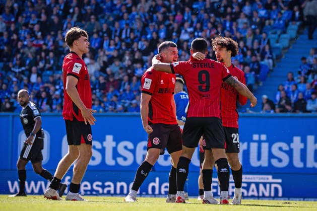 Fussball - 3. Liga - Hansa Rostock - SV Wehen Wiesbaden - 05.09.26 Jubel nach dem späten Ausgleich durch Simon Stehle (SVWW),