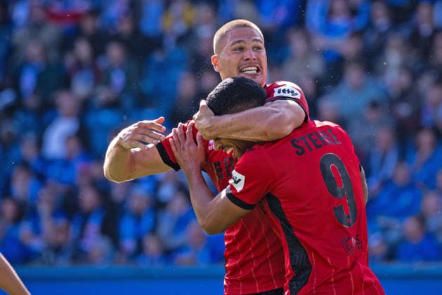 Fussball - 3. Liga - Hansa Rostock - SV Wehen Wiesbaden - 05.09.26 Jubel nach dem späten Ausgleich durch Simon Stehle (SVWW), hier mit Marcus Müller (SVWW),