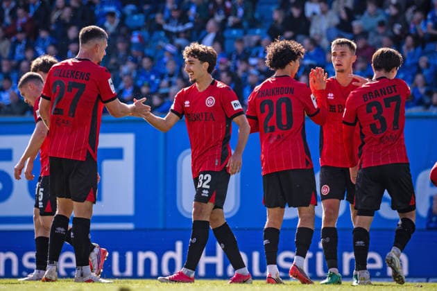 Fussball - 3. Liga - Hansa Rostock - SV Wehen Wiesbaden - 05.09.26 Mittendrin nach dem glücklichen Remis in Rostock - Raul Paula (SVWW),