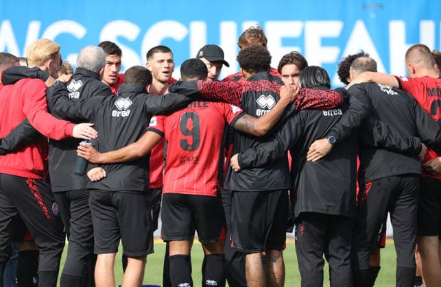 FC Hansa Rostock- SV Wehen Wiesbaden Rostock, 05.09.2026, Fußball 3.Liga FC Hansa Rostock- SV Wehen Wiesbaden Trainer Daniel Scherning SV Wehen Wiesbaden nach dem Spiel mit seinen Spielen Rostock Ostseestadion Mecklenburg-Vorpommern Deutschland