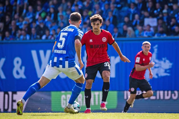 Fussball - 3. Liga - Hansa Rostock - SV Wehen Wiesbaden - 05.09.26 Marco Schuster (Hansa), Raul Paula (SVWW),