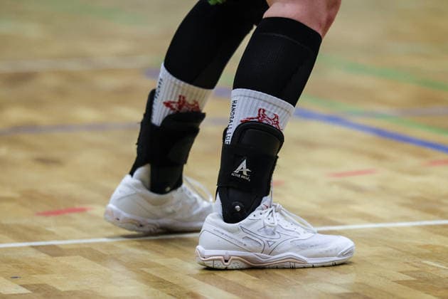Handball I Frauen I Saison 2026 2027 I Regionalliga Nord I 2. Spieltag I SV Henstedt-Ulzburg - HL Buchholz 08 -Rosengarten II I 05.09.2026 Bandagen an am Bein eines Handballspieler Henstedt-Ulzburg Schulzentrum Maurepassstr. Schleswig-Holstein Deutschland Copyright: xLobeca RalfxHomburgx