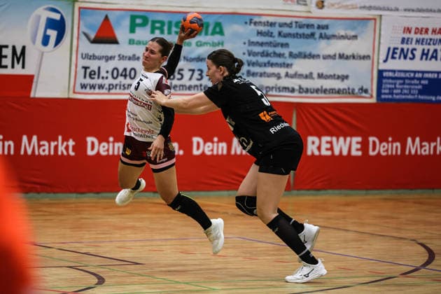 Handball I Frauen I Saison 2026 2027 I Regionalliga Nord I 2. Spieltag I SV Henstedt-Ulzburg - HL Buchholz 08 -Rosengarten II I 05.09.2026 Antonia Grössl (5, HL Buchholz 08-Rosengarten II) Lousia Riechelmann (5, SV Henstedt-Ulzburg) Henstedt-Ulzburg Schulzentrum Maurepassstr. Schleswig-Holstein Deutschland Copyright: xLobeca RalfxHomburgx