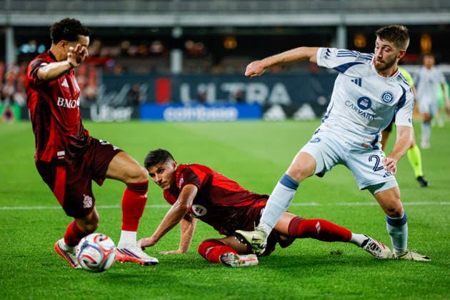 Toronto FC v Chicago Fire Benjamin Kuscevic 13 of Toronto FC (C) is on the ground after a collision with Jonathan Dean 24 of Chicago Fire FC (L) during a Major League Soccer match between Toronto FC and Chicago Fire at BMO Field in Toronto, Ontario, Canada, on September 5, 2026. Toronto Ontario Canada  Copyright: xIndrawanxKumalax originalFilename:kumala-majorlea260905_npAOT.jpg