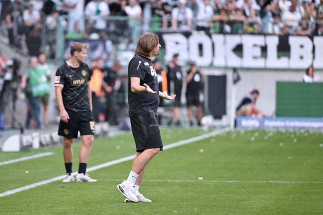 Trainer Vincent Wagner (SV Elversberg) steht auf dem Spielfeld und reklamiert nach dem 2:1 05.09.2026, Fussball 1. Bundesliga, Saison 2026 2027, 2. Spieltag, Borussia Mönchengladbach - SV Elversberg 3:4 DFL regulations prohibit any use of photographs as image sequences and or quasi-video Moenchengladbach Ista-Borussia-Park Nordrhein Westfalen Deutschland *** Coach Vincent Wagner of SV Elversberg is on the field, protesting the result of the match on 05 09 2026, Soccer 1 Bundesliga, 2026–2027 season, Matchday 2, Borussia Mönchengladbach vs. SV Elversberg 3–4. DFL regulations prohibit any use of photographs as image sequences and or quasi-video. Mönchengladbach, Borussia Park, North Rhine-Westphalia, Germany Team2