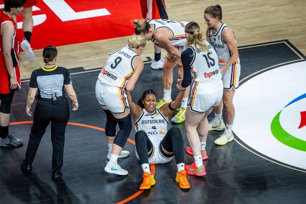 Basketball Berlin 05.09.2026 FIBA Women™s Basketball World Cup Germany 2026 Vorrunde Gruppe Deutschland (GER) - Japan (JPN) Nyara Sabally (Deutschland, No.08) am Boden Emma Eichmeyer (Deutschland, No.09) Luisa Geiselsöder (Deutschland, No.15) Geiselsoder