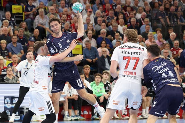 05.09.2026, xBHAx, Handball, Opel HBL, Saison 2026 2027, 1.HBL, SG Flensburg-Handewitt - HC Erlangen, GGW Arena: Niclas Kirkelökke (SG Flensburg-Handewitt 5) im Angriff gegen Yannik Bialowas (HC Erlangen 7) rechts Maciej Gebala (HC Erlangen 77) und Aymeric Minne (SG Flensburg-Handewitt 44) Schleswig-Holstein Deutschkand