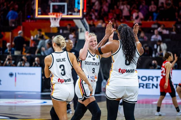 Basketball Berlin 05.09.2026 FIBA Women™s Basketball World Cup Germany 2026 Vorrunde Gruppe Deutschland (GER) - Japan (JPN) Jubel Deutschland nach dem Sieg Emma Eichmeyer (Deutschland, No.09) Nyara Sabally (Deutschland, No.08) Alexandra Wilke (Deutschland, No.03)
