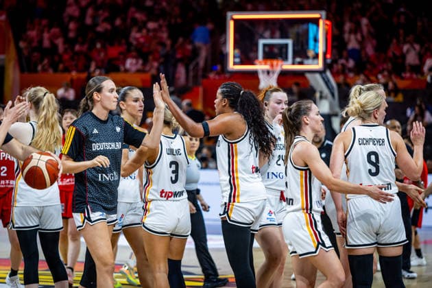 Basketball Berlin 05.09.2026 FIBA Women™s Basketball World Cup Germany 2026 Vorrunde Gruppe Deutschland (GER) - Japan (JPN) Jubel Deutschland nach dem Sieg Nyara Sabally (Deutschland, No.08) Emily Bessoir (Deutschland, No.22) und andere