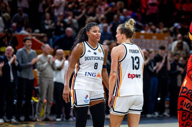 Basketball Berlin 05.09.2026 FIBA Women™s Basketball World Cup Germany 2026 Vorrunde Gruppe Deutschland (GER) - Japan (JPN) Jubel Deutschland nach dem Sieg Nyara Sabally (Deutschland, No.08) Leonie Fiebich (Deutschland, No.13)