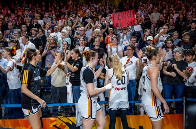 Basketball Berlin 05.09.2026 FIBA Women™s Basketball World Cup Germany 2026 Vorrunde Gruppe Deutschland (GER) - Japan (JPN) Jubel Deutschland nach dem Sieg Zuschauer fans Leonie Fiebich (Deutschland, No.13) Frida Bühner (Deutschland, No.20) Lina Sontag (Deutschland, No.24) Emily Bessoir (Deutschland, No.22) li.