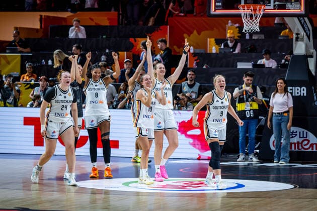 Basketball Berlin 05.09.2026 FIBA Women™s Basketball World Cup Germany 2026 Vorrunde Gruppe Deutschland (GER) - Japan (JPN) Jubel Deutschland nach dem Sieg Lina Sontag (Deutschland, No.24) Emily Bessoir (Deutschland, No.22) Nyara Sabally (Deutschland, No.08) Leonie Fiebich (Deutschland, No.13) Britta Daub (Deutschland, No.19) Marie Gülich (Deutschland, No.21) Gulich Emma Eichmeyer (Deutschland, No.09) vlnr.