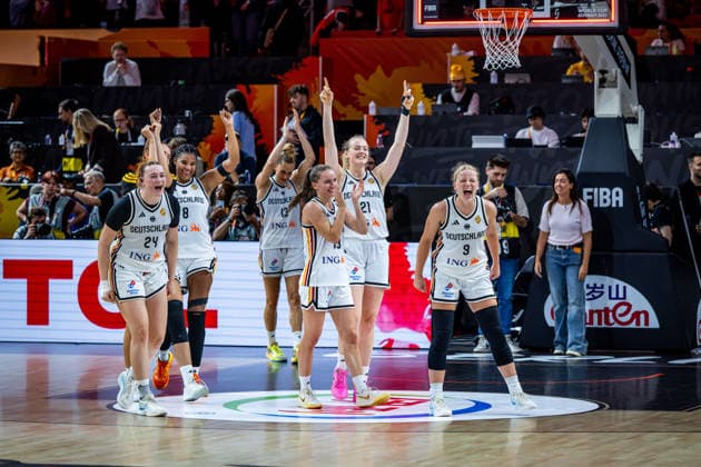 Basketball Berlin 05.09.2026 FIBA Women™s Basketball World Cup Germany 2026 Vorrunde Gruppe Deutschland (GER) - Japan (JPN) Jubel Deutschland nach dem Sieg Lina Sontag (Deutschland, No.24) Emily Bessoir (Deutschland, No.22) Nyara Sabally (Deutschland, No.08) Leonie Fiebich (Deutschland, No.13) Britta Daub (Deutschland, No.19) Marie Gülich (Deutschland, No.21) Gulich Emma Eichmeyer (Deutschland, No.09) vlnr.