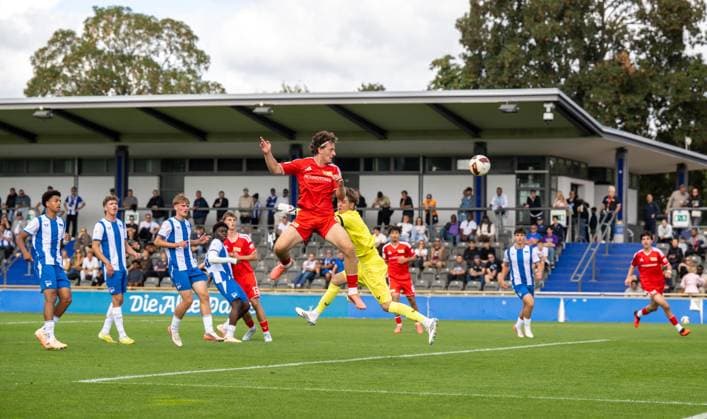 Fußball, A-Junioren, Saison 2026 2027, DFB-Nachwuchsliga, Vorrunde, Gruppe B (5. Spieltag), Hertha BSC U19 - 1. FC Union Berlin U19, Duje Sliskovic (U19, 1. FC Union Berlin) erzielt das Tor zum 2:0 gegen Torwart Luis Greil (U19, Hertha BSC) , 06.09.2026, Copyright: xMatthiasxKochx