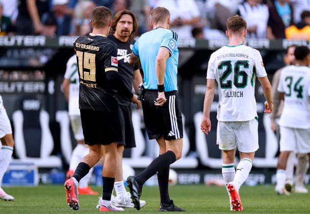 WAGNER Vincent Trainer Team SV Elversberg mit Schiedsrichter PETERSEN Martin Platzverweis DFL Fussball Bundesliga Saison 2026 - 2027 BL Spiel Borussia Moenchengladbach - SV Elversberg Moenchengladbach am 05. 09. 2026 DFL REGULATIONS PROHIBIT ANY USE OF PHOTOGRAPHS as IMAGE SEQUENCES and or QUASI-VIDEO *** WAGNER Vincent, Coach of SV Elversberg, and Referee PETERSEN Martin: Red Card, DFL Soccer Bundesliga, 2026–2027 Season, Bundesliga Match: Borussia Mönchengladbach vs. SV Elversberg, Mönchengladbach, September 5, 2026. DFL REGULATIONS PROHIBIT ANY USE OF PHOTOGRAPHS as IMAGE SEQUENCES and or QUASI-VIDEO Copyright: xLacixPerenyix