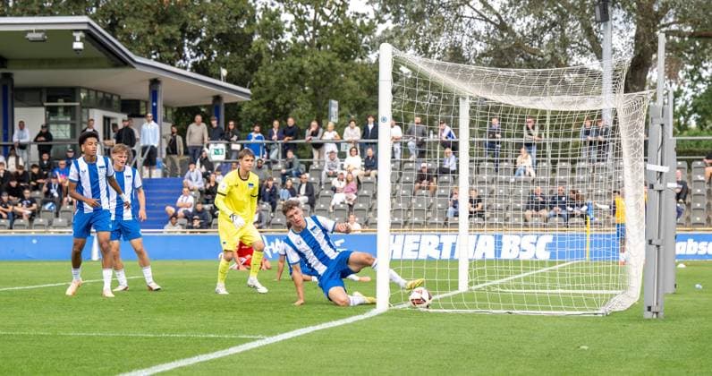 Fußball, A-Junioren, Saison 2026 2027, DFB-Nachwuchsliga, Vorrunde, Gruppe B (5. Spieltag), Hertha BSC U19 - 1. FC Union Berlin U19, v. l. Jerome Diallo (U19, Hertha BSC), Torwart Luis Greil (U19, Hertha BSC), Emil Pfeifer (U19, Hertha BSC) erzielt per Eigentor das Tor zum 1:4, 06.09.2026, Copyright: xMatthiasxKochx
