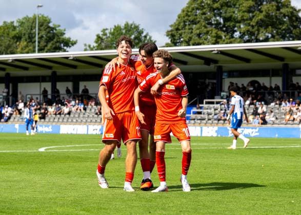 Fußball, A-Junioren, Saison 2026 2027, DFB-Nachwuchsliga, Vorrunde, Gruppe B (5. Spieltag), Hertha BSC U19 - 1. FC Union Berlin U19, v. l. Oskar Engel (U19, 1. FC Union Berlin), Luka Vulin (U19, 1. FC Union Berlin), Linus Güther (1. FC Union), Jubel nach Tor zum 1:4, 06.09.2026, Copyright: xMatthiasxKochx