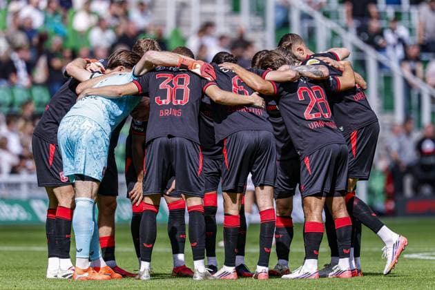 GRONINGEN - FC Twente players form a circle prior to the Eredivisie match between FC Groningen and FC Twente at the Euroborg on September 6, 2026, in Groningen, the Netherlands. MARCEL TER BALS ANP Eredivisie 2026 27 xVIxANPxSportx xMarcelxterxBalsxIVx 567354614 originalFilename: 567354614.jpg