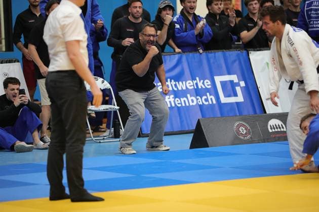 05.09.2026 xhpx Offenbach am Main 1. Judo Bundesliga 1 JC Samurai Offenbach gegen JSV Speyer Kampf zwischen Leon Ehmig (Samurai) gegen Philip Müller (Speyer) Trainer und Vereinsvorsitzender Francesco Liotta hält michts auf dem Sitz *** September 5, 2026 xhpx Offenbach am Main 1st Judo Bundesliga: JC Samurai Offenbach vs. JSV Speyer. Match between Leon Ehmig (Samurai) and Philip Müller (Speyer). Coach and club president Francesco Liotta can t stay in his seat.