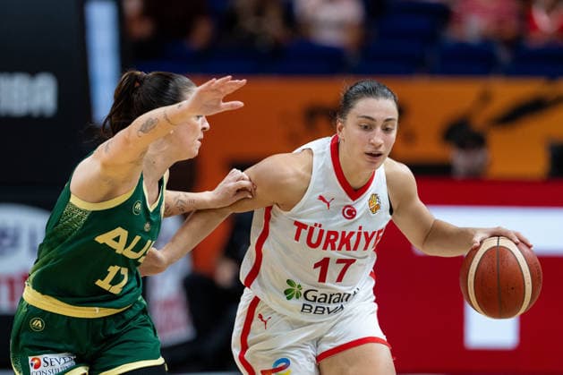 Derin Erdogan (Tuerkei, 17) im Dribbling gegen Stephanie Reid (Australien, 12), GER, Tuerkei vs, Australien, Basketball, FIBA Women s World Cup 2026, Gruppenphase, Spieltag 2, 06.09.2026 GER, Tuerkei vs, Australien, Basketball, FIBA Women s World Cup 2026, Gruppenphase, Spieltag 2, 06.09.2026 Berlin Copyright: xEibner-Pressefoto MaxxVincenx EP_MVN