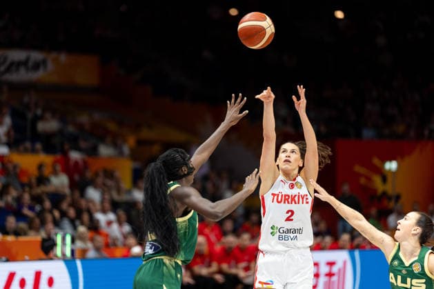 Sevgi Uzun (Tuerkei, 02) beim Wurf, Ezi Magbegor (Australien, 13), GER, Tuerkei vs, Australien, Basketball, FIBA Women s World Cup 2026, Gruppenphase, Spieltag 2, 06.09.2026 GER, Tuerkei vs, Australien, Basketball, FIBA Women s World Cup 2026, Gruppenphase, Spieltag 2, 06.09.2026 Berlin Copyright: xEibner-Pressefoto MaxxVincenx EP_MVN