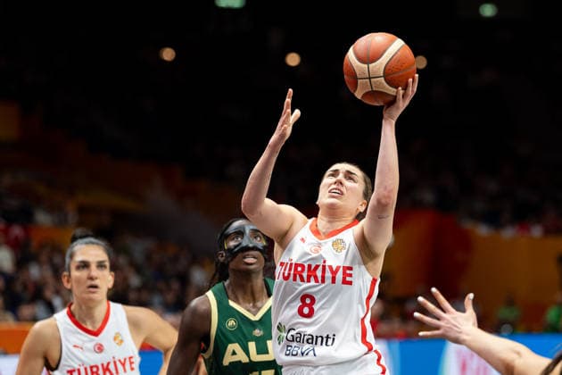Ayse Cora (Tuerkei, 08) beim Korbleger, Ezi Magbegor (Australien, 13), GER, Tuerkei vs, Australien, Basketball, FIBA Women s World Cup 2026, Gruppenphase, Spieltag 2, 06.09.2026 GER, Tuerkei vs, Australien, Basketball, FIBA Women s World Cup 2026, Gruppenphase, Spieltag 2, 06.09.2026 Berlin Copyright: xEibner-Pressefoto MaxxVincenx EP_MVN