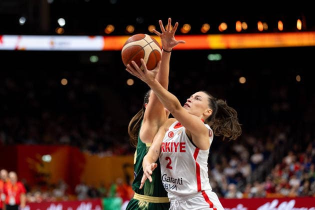Sevgi Uzun (Tuerkei, 02) beim Korbleger, Alex Fowler (Australien, 23), GER, Tuerkei vs, Australien, Basketball, FIBA Women s World Cup 2026, Gruppenphase, Spieltag 2, 06.09.2026 GER, Tuerkei vs, Australien, Basketball, FIBA Women s World Cup 2026, Gruppenphase, Spieltag 2, 06.09.2026 Berlin Copyright: xEibner-Pressefoto MaxxVincenx EP_MVN