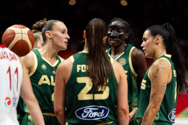 australische Mannschaft beim Huddle; Steph Talbot (Australien, 06), Alex Fowler (Australien, 23), Ezi Magbegor (Australien, 13), Alex Wilson (Australien, 04), GER, Tuerkei vs, Australien, Basketball, FIBA Women s World Cup 2026, Gruppenphase, Spieltag 2, 06.09.2026 GER, Tuerkei vs, Australien, Basketball, FIBA Women s World Cup 2026, Gruppenphase, Spieltag 2, 06.09.2026 Berlin Copyright: xEibner-Pressefoto MaxxVincenx EP_MVN