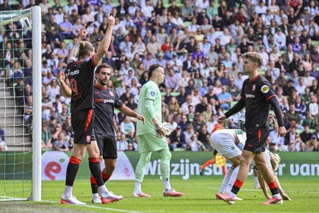 GRONINGEN - (lr) Wout Weghorst of FC Twente, Bart van Rooij of FC Twente, and Ruud Nijstad of FC Twente celebrate the 2-2 while FC Groningen goalkeeper Etienne Vaessen reacts during the Dutch Eredivisie match between FC Groningen and FC Twente at the Euroborg stadium on September 6, 2026, in Groningen, the Netherlands. COR LASKER ANP Eredivisie 2026 27 xVIxANPxSportx xxANPxIVx 567359560 originalFilename: 567359560.jpg