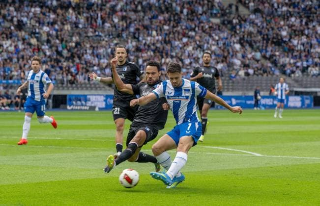 Fußball, Herren, Saison 2026 2027, 2. Bundesliga (4. Spieltag), Hertha BSC - 1. FC Magdeburg, v. l. Tobias Müller (1. FC Magdeburg), Josip Brekalo (Hertha BSC) erzielt das Tor zum 1:0, 06.09.2026, *** Soccer, Men s, 2026–2027 Season, 2. Bundesliga, Matchday 4, Hertha BSC vs. 1. FC Magdeburg; from left: Tobias Müller (1. FC Magdeburg) and Josip Brekalo (Hertha BSC) scores the goal to make it 1–0, September 6, 2026, Copyright: xMatthiasxKochx
