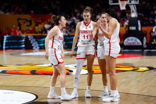 tuerkische Mannschaft beim Huddle, Ayse Cora (Tuerkei, 08), Elif Bayram (Tuerkei, 11), Sevgi Uzun (Tuerkei, 02), Elif Istanbulluoglu (Tuerkei, 01), GER, Tuerkei vs, Australien, Basketball, FIBA Women s World Cup 2026, Gruppenphase, Spieltag 2, 06.09.2026 GER, Tuerkei vs, Australien, Basketball, FIBA Women s World Cup 2026, Gruppenphase, Spieltag 2, 06.09.2026 Berlin Copyright: xEibner-Pressefoto MaxxVincenx EP_MVN