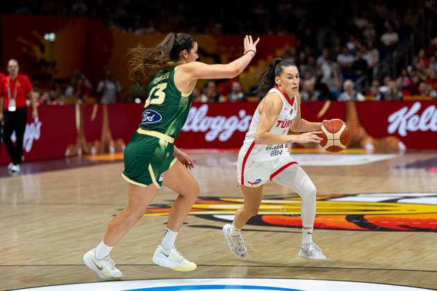 Sevgi Uzun (Tuerkei, 02) im Dribbling gegen Ezi Magbegor (Australien, 13), GER, Tuerkei vs, Australien, Basketball, FIBA Women s World Cup 2026, Gruppenphase, Spieltag 2, 06.09.2026 GER, Tuerkei vs, Australien, Basketball, FIBA Women s World Cup 2026, Gruppenphase, Spieltag 2, 06.09.2026 Berlin Copyright: xEibner-Pressefoto MaxxVincenx EP_MVN