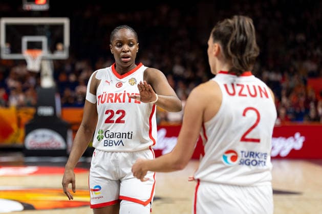 Kennedy Burke (Tuerkei, 22) und Sevgi Uzun (Tuerkei, 02) klatschen ab, GER, Tuerkei vs, Australien, Basketball, FIBA Women s World Cup 2026, Gruppenphase, Spieltag 2, 06.09.2026 GER, Tuerkei vs, Australien, Basketball, FIBA Women s World Cup 2026, Gruppenphase, Spieltag 2, 06.09.2026 Berlin Copyright: xEibner-Pressefoto MaxxVincenx EP_MVN