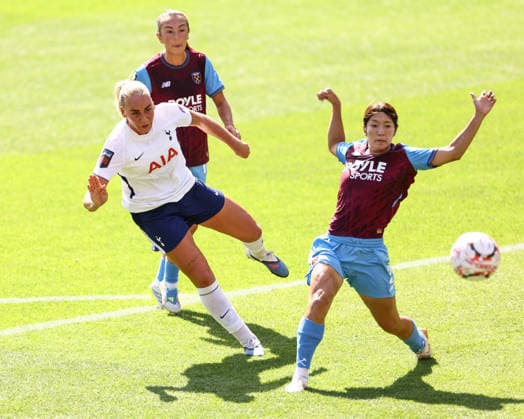 Spurs v West Ham Women 06 September 2026, London - Women s Super League - Tottenham Hotspur v West Ham United - Cathinka Tandberg of Tottenham Hotspur takes a shot past Yu Endo of West Ham United - Photo: Jacques Feeney Offside. London UK Copyright: xJacquesxFeeneyx xOffsidexOffside
