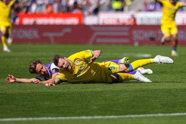 2026.09.06, xkwix, Fußball, 2.Liga, VfL Osnabrück - Eintracht Braunschweig, Stadion an der Bremer Brücke, 4.Spieltag, Saison 2026 2027: Jannik Mueller (VfL Osnabrueck 24) im Zweikampf gegen Maximilian Entrup (Eintracht Braunschweig 9) der schreit waehrend er zu Boden geht DFB regulations prohibit any use of photographs as image sequences and or quasi-video. Photo: xKamilxWilkowskixPressefotoKochx Niedersachsen Deutschland *** September 6, 2026, xkwix, Soccer, 2nd Division, VfL Osnabrück vs. Eintracht Braunschweig, Stadion an der Bremer Brücke, Matchday 4, 2026–2027 season: Jannik Mueller (VfL Osnabrück, No. 24) in a tackle against Maximilian Entrup (Eintracht Braunschweig, No. 9), who is shouting as he goes down. DFB regulations prohibit any use of photographs as image sequences and or quasi-video. Photo: xKamilxWilkowskixPressefotoKochx Lower Saxony, Germany