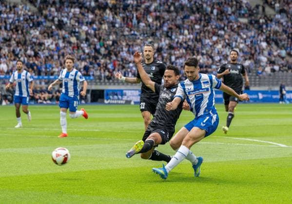 Fußball, Herren, Saison 2026 2027, 2. Bundesliga (4. Spieltag), Hertha BSC - 1. FC Magdeburg, v. l. Tobias Müller (1. FC Magdeburg), Josip Brekalo (Hertha BSC) erzielt das Tor zum 1:0, 06.09.2026, *** Soccer, Men s, 2026–2027 Season, 2. Bundesliga, Matchday 4, Hertha BSC vs. 1. FC Magdeburg; from left: Tobias Müller (1. FC Magdeburg) and Josip Brekalo (Hertha BSC) scores the goal to make it 1–0, September 6, 2026, Copyright: xMatthiasxKochx