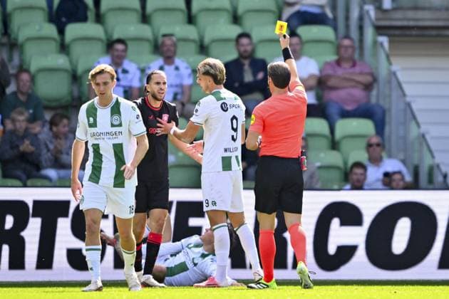 GRONINGEN - (lr) Tygo Land of FC Groningen, Ramiz Zerrouki of FC Twente receiving a yellow card, Brynjolfur Willumsson of FC Groningen and referee Danny Makkelie during the Dutch Eredivisie match between FC Groningen and FC Twente at the Euroborg stadium on 6 September 2026 in Groningen, the Netherlands. COR LASKER ANP Eredivisie 2026 27 xVIxANPxSportx xxANPxIVx 567362476 originalFilename: 567362476.jpg