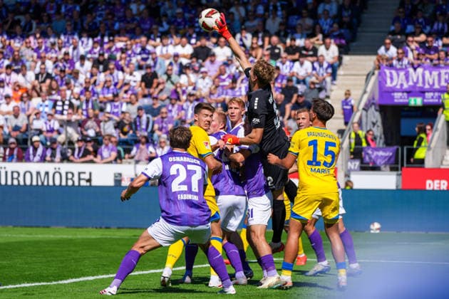 Jonas Krumney (VfL Osnabrück, 32) in der Luft am Ball nach einer FLanke, Deutschland: Fussball, 2. Bundesliga, Saison 2026 27, 4. Spieltag, 06.09.2026, VfL Osnabrück vs Eintracht Braunschweig, Stadion Bremer Brücke (Osnabrück, Niedersachsen) *** Jonas Krumney of VfL Osnabrück, 32, in the air going for the ball after a cross, German soccer, 2. Bundesliga, 2026–27 season, Matchday 4, September 6, 2026, VfL Osnabrück vs. Eintracht Braunschweig, Bremer Brücke Stadium, Osnabrück, Lower Saxony Copyright: xLeonxFrickx
