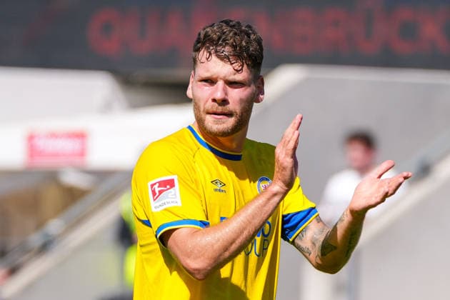 Kevin Ehlers (Eintracht Braunschweig, 21) mit Applaus für seine Mannschaft, Deutschland: Fussball, 2. Bundesliga, Saison 2026 27, 4. Spieltag, 06.09.2026, VfL Osnabrück vs Eintracht Braunschweig, Stadion Bremer Brücke (Osnabrück, Niedersachsen) *** Kevin Ehlers, Eintracht Braunschweig, 21, applauding his team, German soccer, 2. Bundesliga, 2026–27 season, Matchday 4, September 6, 2026, VfL Osnabrück vs. Eintracht Braunschweig, Bremer Brücke Stadium, Osnabrück, Lower Saxony Copyright: xLeonxFrickx