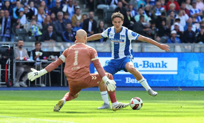 Torwart Dominik Reimann, Soufian Gouram am Ball Zweikampf Spielszene Aktion Fußball Fussball DFL 2. Bundesliga Herren 4. Spieltag Saison 2026 2027 06.09.2026 Hertha BSC Berlin vs. 1.FC Magdeburg FCM DFL regulations prohibit any use of photographs as image sequences and or quasi-video *** Goalkeeper Dominik Reimann, Soufian Gouram with the ball, tackle, game scene, action, sports, soccer, DFL 2. Bundesliga, men’s, Matchday 4, 2026–2027 season, June 9, 2026, Hertha BSC Berlin vs. 1. FC Magdeburg (FCM). DFL regulations prohibit any use of photographs as image sequences and or quasi-video