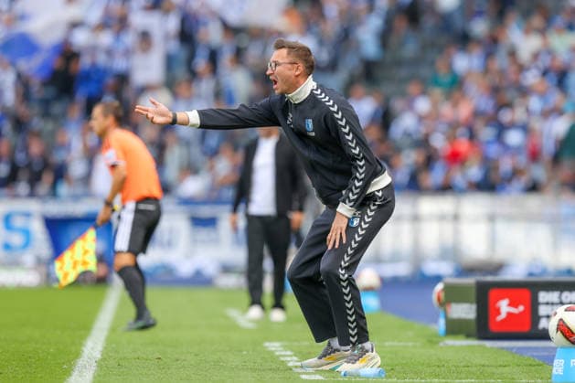 06.09.2026, xtgx, Fussball - 2.Bundesliga Hertha BSC Berlin - 1.FC Magdeburg emspor, v.l. Pascal Ibold (Magdeburg, Trainer) gibt Anweisungen, gestikuliert mit den Armen, gesticulate, gives instructions (DFL DFB REGULATIONS PROHIBIT ANY USE OF PHOTOGRAPHS as IMAGE SEQUENCES and or QUASI-VIDEO) Berlin *** September 6, 2026, xtgx, Soccer, 2. Bundesliga, Hertha BSC Berlin 1, FC Magdeburg, emspor, from left: Pascal Ibold (Magdeburg), Coach gives instructions, gesturing with his arms, gesticulate, gives instructions DFL DFB REGULATIONS PROHIBIT ANY USE OF PHOTOGRAPHS as IMAGE SEQUENCES and or QUASI-VIDEO Berlin