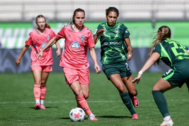 v.li.: Lilli Purtscheller (SV Werder Bremen, 7) und Cora Zicai (VfL Wolfsburg, 28) im Zweikampf, Duell, Dynamik, Aktion, Action, Spielszene, DIE DFB-RICHTLINIEN UNTERSAGEN JEGLICHE NUTZUNG VON FOTOS ALS SEQUENZBILDER UND ODER VIDEOÄHNLICHE FOTOSTRECKEN. DFB REGULATIONS PROHIBIT ANY USE OF PHOTOGRAPHS AS IMAGE SEQUENCES AND OR QUASI-VIDEO., 06.09.2026, Wolfsburg (Deutschland), Fussball, Google Pixel Frauen-Bundesliga, VfL Wolfsburg - SV Werder Bremen *** From left: Lilli Purtscheller (SV Werder Bremen), 7, and Cora Zicai (VfL Wolfsburg), 28, in a one-on-one battle, duel, dynamic moment, action, game scene, DFB REGULATIONS PROHIBIT ANY USE OF PHOTOGRAPHS AS SEQUENCE IMAGES AND OR VIDEO-LIKE PHOTO SERIES DFB REGULATIONS PROHIBIT ANY USE OF PHOTOGRAPHS AS IMAGE SEQUENCES AND OR QUASI-VIDEO, September 6, 2026, Wolfsburg, Germany, soccer, Google Pixel Women’s Bundesliga, VfL Wolfsburg vs. SV Werder Bremen xobx
