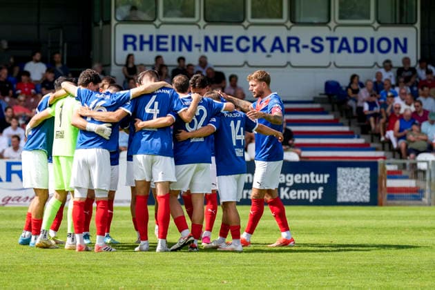 Spieler vom VfR Mannheim, schwören sich mit einem Mannschaftskreis vor dem Anpfiff ein, Kreis, Teamkreis, Konzentration, Kameradschaft, Ansprache, Motivation, 06.09.2026, Mannheim (Deutschland), Fussball, Regionalliga Südwest, VfR Mannheim - FC 08 Homburg