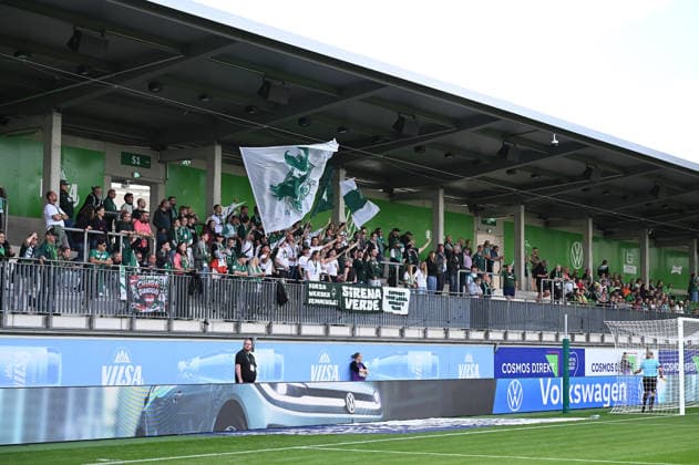 Fußball I Frauen I Saison 2026-2027 I Bundesliga I 3. Spieltag I VfL Wolfsburg - SV Werder Bremen I 06.09.2026 Fans vom SV Werder Bremen schwenken zum Anpfiff des Spiels Fahnen Wolfsburg AOK Stadion Niedersachsen Deutschland *** Soccer I Women s I 2026–2027 Season I Bundesliga I Matchday 3 I VfL Wolfsburg vs. SV Werder Bremen I September 6, 2026 SV Werder Bremen fans wave flags at kickoff at the Wolfsburg AOK Stadium in Lower Saxony, Germany Copyright: xLobeca InesxHähnelx