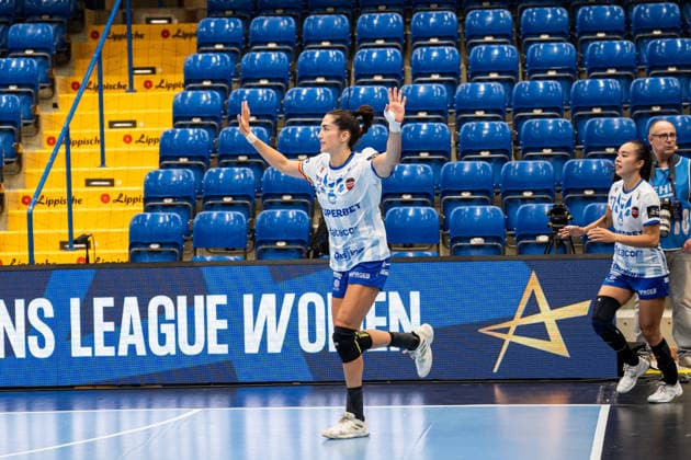 HSG Blomberg-Lippe (GER) vs. Gloria Bistrita (ROM), Handball, EHF Champions League Women, Gruppenphase, 6.9.2026, Saision 2026 2027, Lemgo Lara Gonzalez Ortega (Gloria Bistrita, 22) beim Einlaufen Lemgo Phoenix Contact Arena Deutschland