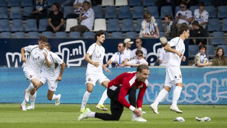 VELSEN - Telstar players during the warm-up ahead of the Dutch Eredivisie match between Telstar and Cambuur at the BUKO Stadium on September 6, 2026, in Velsen, the Netherlands. OLAF KRAAK ANP Eredivisie 2026 27 xVIxANPxSportx xxANPxIVx 567363779 originalFilename: 567363779.jpg