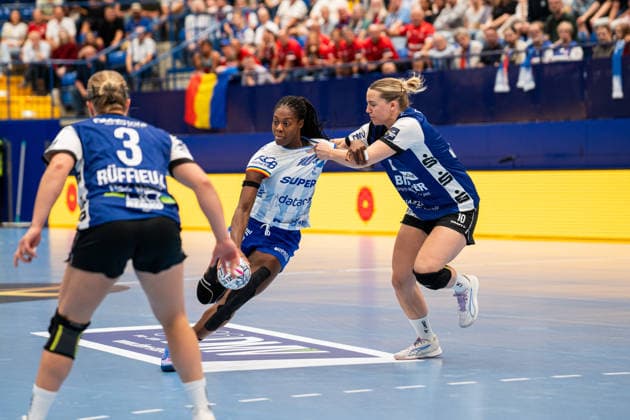 HSG Blomberg-Lippe (GER) vs. Gloria Bistrita (ROM), Handball, EHF Champions League Women, Gruppenphase, 6.9.2026, Saision 2026 2027, Lemgo Danila Patricia So Delgado Pinto (Gloria Bistrita, 10) im Zweikampf mit Maxi Muehlner (HSG Blomberg-Lippe, 10) Lemgo Phoenix Contact Arena Deutschland