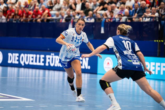 HSG Blomberg-Lippe (GER) vs. Gloria Bistrita (ROM), Handball, EHF Champions League Women, Gruppenphase, 6.9.2026, Saision 2026 2027, Lemgo Larissa Nuesser (Gloria Bistrita, 09) im Angriff gegen Maxi Muehlner (HSG Blomberg-Lippe, 10) Lemgo Phoenix Contact Arena Deutschland