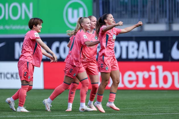 v.li.: Mei Shimada (SV Werder Bremen, 8), Isabella Jaron (SV Werder Bremen, 11), Marie Gmeineder (SV Werder Bremen, 6) und Torschützin Luna Vanzeir (SV Werder Bremen, 13) mit Torjubel, Jubel, jubeln, jubelt, optimistisch, Spielszene, Highlight, Freude über das Tor zum 0:1, DIE DFB-RICHTLINIEN UNTERSAGEN JEGLICHE NUTZUNG VON FOTOS ALS SEQUENZBILDER UND ODER VIDEOÄHNLICHE FOTOSTRECKEN. DFB REGULATIONS PROHIBIT ANY USE OF PHOTOGRAPHS AS IMAGE SEQUENCES AND OR QUASI-VIDEO., 06.09.2026, Wolfsburg (Deutschland), Fussball, Google Pixel Frauen-Bundesliga, VfL Wolfsburg - SV Werder Bremen *** From left: Mei Shimada (SV Werder Bremen), 8; Isabella Jaron (SV Werder Bremen), 11; Marie Gmeineder (SV Werder Bremen), 6; and goal scorer Luna Vanzeir (SV Werder Bremen), 13, celebrating the goal, celebration, celebrating, celebrating, optimistic, game scene, highlight, joy over the 0–1 goal, DFB REGULATIONS PROHIBIT ANY USE OF PHOTOGRAPHS AS SEQUENCE IMAGES AND OR VIDEO-LIKE PHOTO SERIES DFB REGULATIONS PROHIBIT ANY USE OF PHOTOGRAPHS AS IMAGE SEQU, September 6, 2026, Wolfsburg, Germany, soccer, Google Pixel Women’s Bundesliga, VfL Wolfsburg vs. SV Werder Bremen xobx