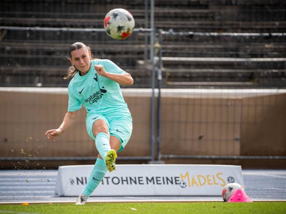 2. Frauen Bundesliga: FC Viktoria Berlin vs. SV Meppen; Berlin, 06.09.2026 Fußball, 2. Frauen Bundesliga: Antonia HALVERKAMPS (Viktoria Berlin 24) bei einem Eckstoß während dem Spiel FC Viktoria Berlin vs. SV Meppen im Stadion Lichterfelde am September 6, 2026 in Berlin, Deutschland. *** Women s Bundesliga Match: FC Viktoria Berlin vs. SV Meppen Berlin, September 6, 2026 Soccer, Women s Bundesliga 2: Antonia HALVERKAMP of Viktoria Berlin takes a corner kick during the match between FC Viktoria Berlin and SV Meppen at Lichterfelde Stadium on September 6, 2026, in Berlin, Germany Copyright: xBEAUTIFULxSPORTS Kuehnx